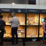 Ein leuchtender Stand mit Personen davor